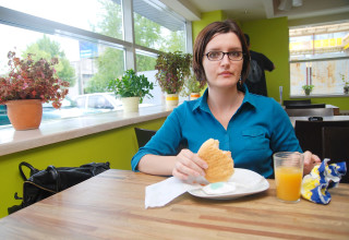 אכילה בלי לעיסה לא תעשה לכם טוב בקיבה (צילום: אינג'אימג')