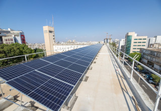 הפאנלים הסולאריים המוצבים בגג בניין העירייה (צילום: עיריית פתח תקווה)