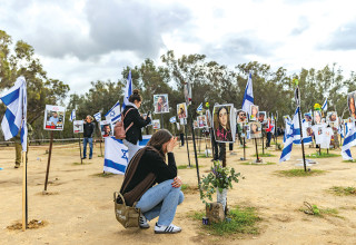 אנשים מבקרים ברעים באזור הנובה  (צילום: חיים גולדברג, פלאש 90)