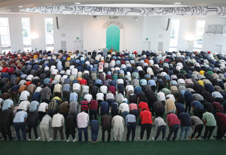 תפילה במסגד בלונדון (צילום: רויטרס)