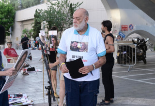איציק הורן, אביהם של יאיר ואיתן הורן שנחטפו לעזה, בהצהרת משפחות החטופים (צילום: אבשלום ששוני)