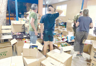 מתנדבים של אחים לנשק בחלוקת מזון (צילום: באדיבות אחים לנשק)