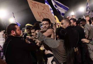 מעצר מפגין בחסימת איילון, הפגנת משפחות החטופים (צילום: תומר ניוברג, פלאש 90)