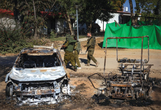 חיילים בקיבוץ ניר עם אחרי טבח ה-7 באוקטובר (צילום: יונתן זינדל)