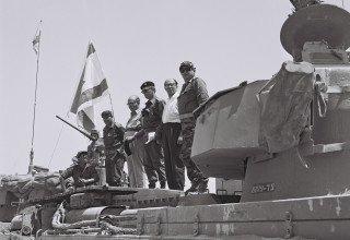 מנחם בגין ולוי אשכול בסיני מלחמת ששת הימים (צילום: משה מילנר לעמ)