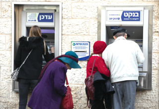 תור לכספומט (צילום: פלאש 90)