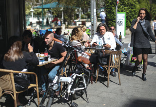 בית קפה בתל אביב (צילום: פלאש 90)