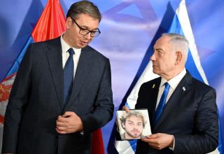 נתניהו אוחז בידו תמונה של אלון אהל בפגישה עם נשיא סרביה (צילום: אבי אוחיון לע"מ)