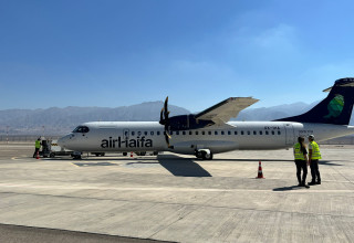 מטוס "אייר חיפה" בטיסת הבכורה (צילום: משה כהן)