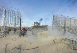 חמאס פורצים את הגדר ב-7 באוקטובר (צילום:  רויטרס)