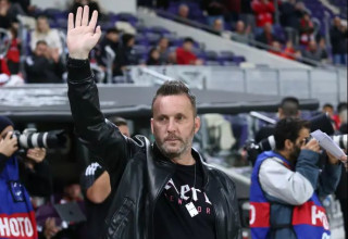 הרנן פלר זוכה למחיאות כפיים באצטדיון בלומפילד (צילום: דני מרון)