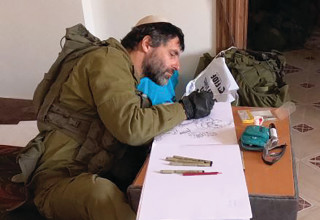 בעז פיין מאייר את יומן המלחמה (צילום:  באדיבות המצולם)