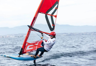 גולשת הרוח דניאלה פלג (צילום: אתר רשמי, איגוד השייט)