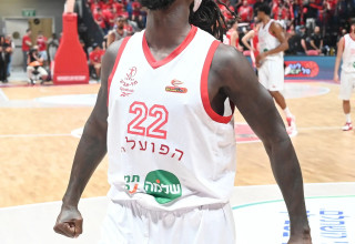 שחקן הפועל תל אביב פטריק בוורלי (צילום: ברני ארדוב)