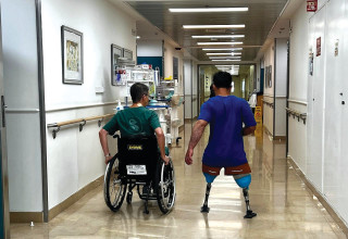 חייל קטוע רגלים באגף השיקום בשיבא (צילום: בית חולים שיבא)