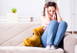 לא יודעת מה לעשות אחרי הסוד הנורא שגילתה על בן הזוג שלה (צילום: אינגאימג')