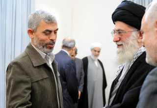 עלי חמינאי ויחיא סינוואר (צילום: רויטרס)