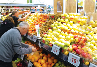 פירות וירקות בסופרמרקט (צילום: מיכאל גלעדי, פלאש 90)