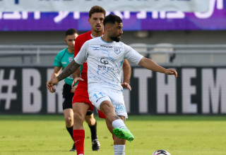 מתן בית יעקב שחקן מכבי יפו לפני ארי כהן שחקן הפועל תל אביב (צילום: דני מרון)