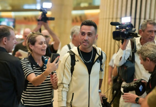 ערן זהבי שחקן מכבי תל אביב לאחר הנחיתה מאמסטרדם (צילום: ניב אהרונסון)