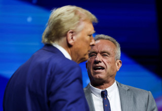 רוברט קנדי ג'וניור ודונלד טראמפ באירוע קמפיין בחסות הקבוצה ״נקודת מפנה ארה״ב״ (צילום: רויטרס)