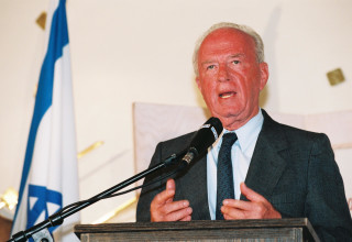 יצחק רבין בטקס פתיחת מעבר הגבול עם ירדן בערבה בעין עברונה (צילום: אלכס רוזקובסקי, ארכיון)