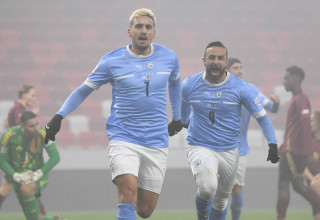 ירדן שועה עם דיא סבע שחקני נבחרת ישראל (צילום: אתר רשמי, ההתאחדות לכדורגל)