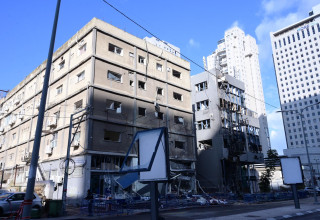 פגיעה ישירה ברמת גן (צילום: אבשלום ששוני)