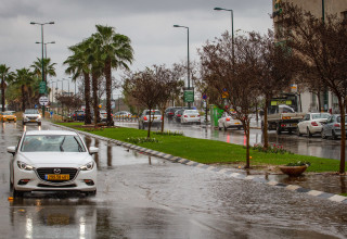 מזג אוויר גשום, הצפה (צילום: פלאש 90)