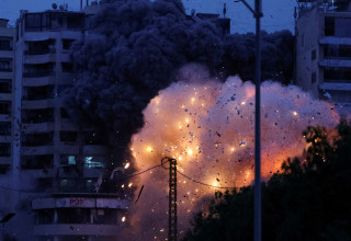 תקיפה בדאחייה בביירות (צילום: רויטרס)