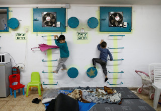 ילדים במקלט בעכו במהלך אזעקה, מלחמת חרבות ברזל (צילום: רויטרס)
