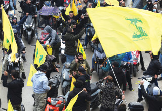 פעילי חיזבאללה בביירות במפגן תמיכה (צילום: רויטרס)