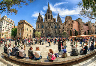 תיירים בברצלונה (צילום: שאטרסטוק)