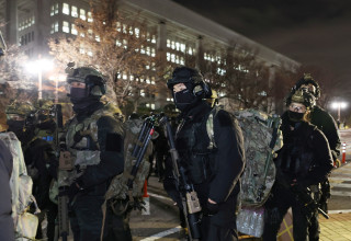 כוחות צבאיים ברחובות סיאול, לאחר ההכרזה על ממשל צבאי בדרום קוריאה (צילום: רויטרס)