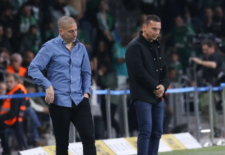 ברק בכר מאמן מכבי חיפה לצד רן קוז'וך מאמן מכבי נתניה (צילום: ברני ארדוב)