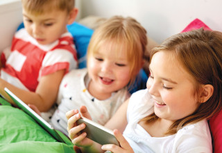 ילדים עם סמארטפונים. חשיפה מוקדמת למסכים (צילום: אינג'אימג')