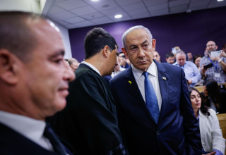 בנימין נתניהו ועו"ד עמית חדד ביום פתיחת עדות נתניהו (צילום: חיים גולדברג פלאש 90)