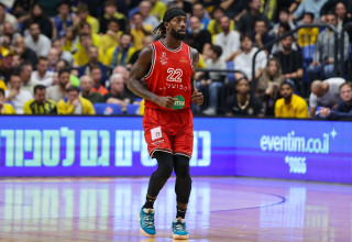 שחקן הפועל תל אביב פטריק בוורלי מול שחקן מכבי תל אביב רומן סורקין (צילום: לירון מולדובן)