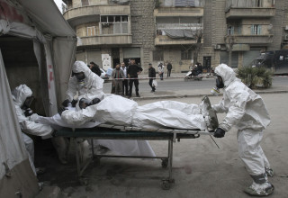 נפגעי נשק כימי בסוריה (צילום:  REUTERS/Ammar Abdullah)