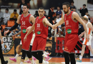 שחקני הפועל תל אביב: בר טימור, ים מדר, עוז בלייזר (צילום: דני מרון)