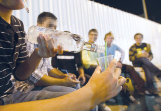 בני נוער שותים (צילום: פלאש 90)