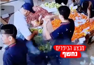 מבצע הביפרים. זירת הפיצוץ בשוק הירקות המקומי בביירות (צילום: רויטרס)