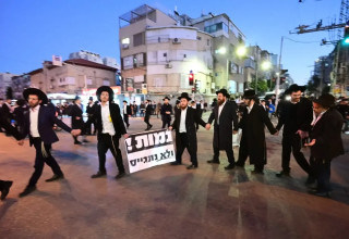 מפגינים במחאה נגד חוק הגיוס, בני ברק (צילום:  יוסי זליגר/TPS)