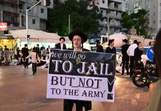 מפגין נגד חוק הגיוס, בני ברק (צילום: יוסי זליגר/TPS)