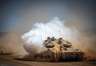 טנקים בעזה (צילום: יונתן זינדל, פלאש 90)