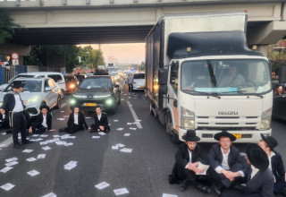 הפגנה של הפלג הירושלמי נגד גיוס חרדים, חסימות בכביש 4 (צילום: שימוש לפי סעיף 27א')