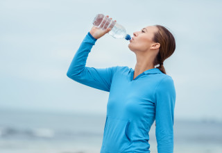 שתיית מים (צילום: אינגאימג')