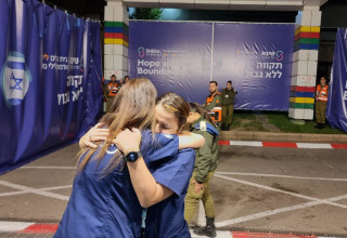 ארכיון. חיבוק צוות בחזרת חטופים קודמת  (צילום: דוברות שיבא)