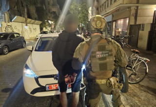 מעצר שב"ח שהועסק בסנדר בר יין (צילום: דוברות המשטרה)