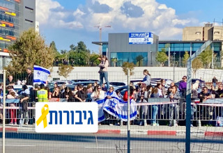 אלפי אנשים במנחת בבית החולים בלינסון בפתח תקווה (צילום: מעריב אונליין)